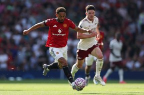 爱游戏体育-包含费德勒在曼联比赛中赛况扑朔迷离，突破纪录引发热议！的词条